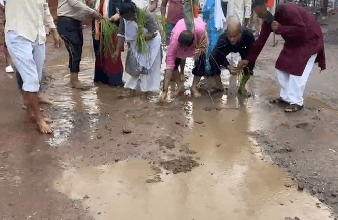 Congress Protests Waterlogging and Damaged Roads in Banda, Plants Paddy in Potholes