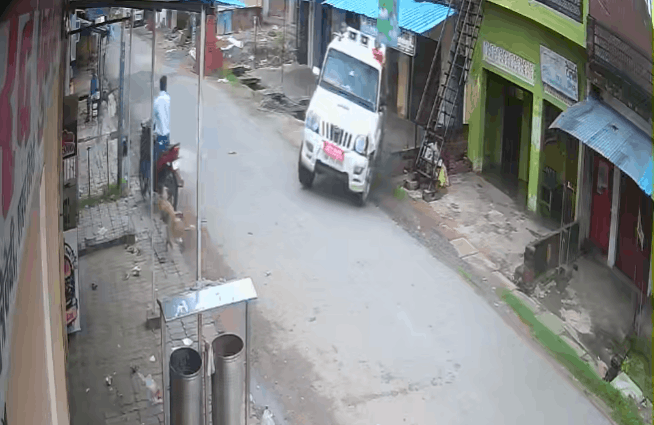 Auraiya: Two Major Car Accidents, Scorpio Rams Into Shop in Kanchosi, Car Crashes Into Shutter in Bidhuna