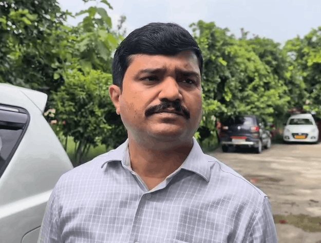 DM Arvind Singh Conducts Surprise Inspection at ARTO Office, Warns Against Irregularities