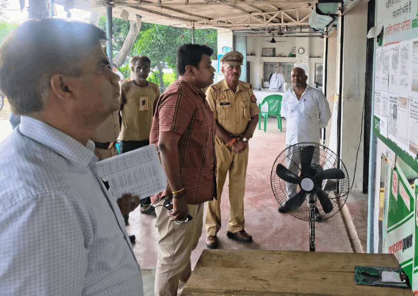 Sitapur: DM Conducts Surprise Inspection of Fertilizer Centres in Kasmanda, Directs Fair Distribution to Farmers