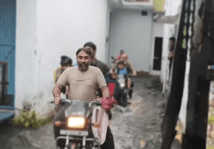 Heavy Rain Causes Waterlogging in Rampur, School Children and Commuters Face Hardship
