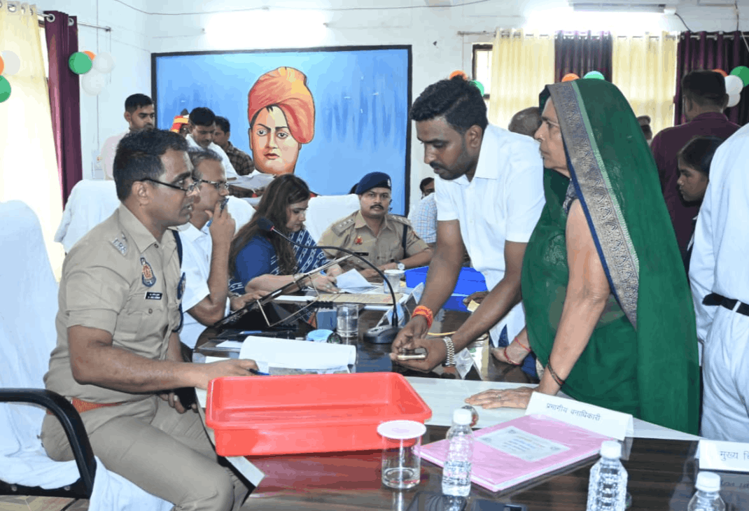 DM and SSP Hear Public Grievances at Sampoorna Samadhan Diwas in Azamgarh