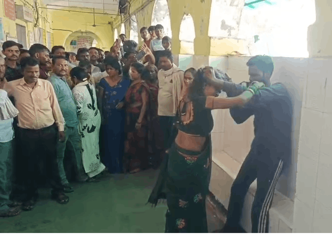 Sitapur: Couple Clash Turns Violent Inside District Hospital, Scuffle Caught Attention