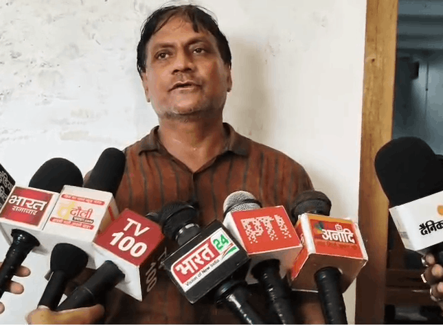 Attendant Attempts Self-Immolation at Chandauli School, Alleges Salary Delay and Bribery Demand
