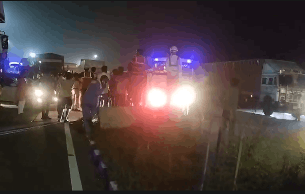 Truck Drivers Protest on Highway Over Challan in Fatehpur, Traffic Disrupted