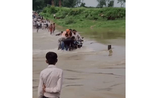 Lalitpur: People Risk Their Lives Crossing Flooded Bridges Despite Administration's Warning