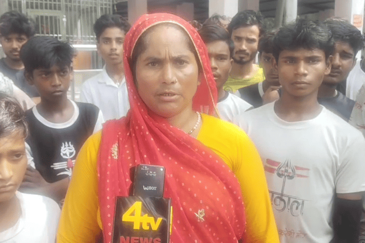 Shahjahanpur: Village Women Approach SP Alleging Misconduct by Sub-Inspector