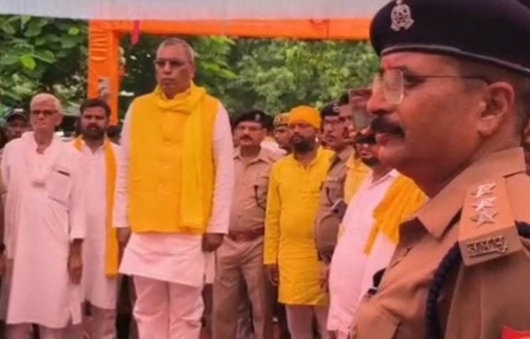 Kamayani Express Gets Regular Halt at Karimuddinpur Station, Flagged Off by Minister Om Prakash Rajbhar