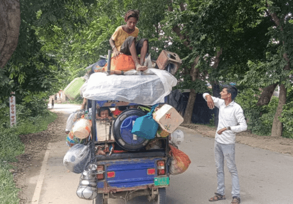 Sitapur: Children Seen Riding on E-Rickshaw Roof, Viral Video Raises Safety Concerns