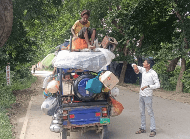 Sitapur: Children Seen Riding on E-Rickshaw Roof, Viral Video Raises Safety Concerns