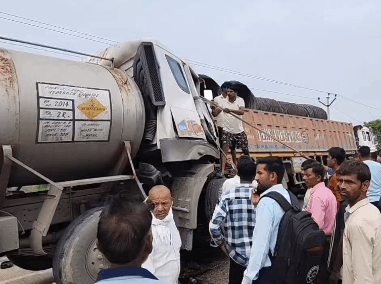 Hydrogen Tanker Crashes into Container in Fatehpur, Major Mishap Averted