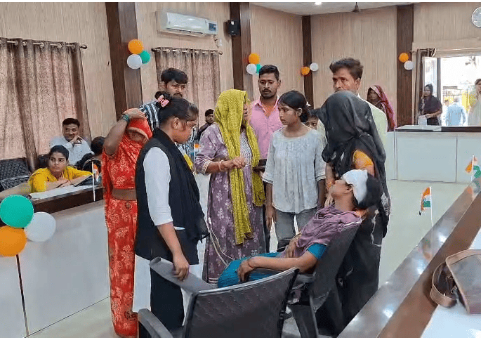Etah: Man Carries Injured Wife to Tehsil Day Seeking Justice, Questions Raised Over Police Action