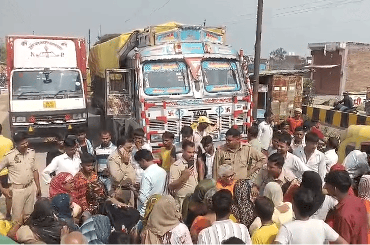 Firozabad: Women Block Bamba Bypass Demanding Road Construction