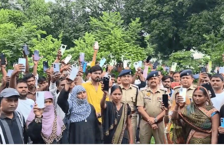 Bahraich Police Recover 107 Lost Mobile Phones Worth Over ₹26 Lakh, Return Them to Owners