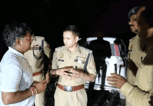 SP Inspects Crime Scene After 5 kg Silver Robbery from Jeweller in Hardoi