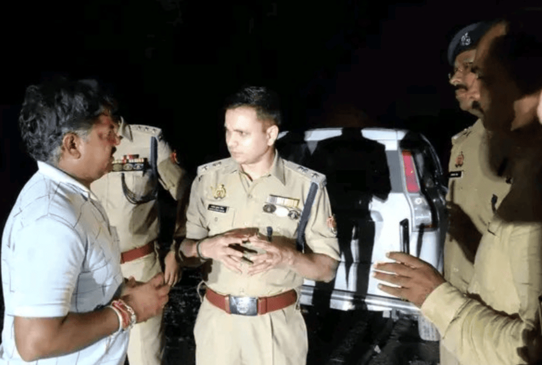 SP Inspects Crime Scene After 5 kg Silver Robbery from Jeweller in Hardoi