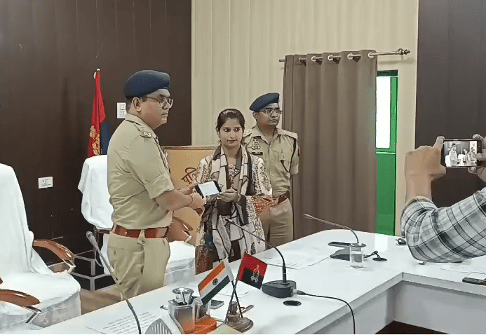 Etah Police Recover 155 Lost Mobile Phones Worth ₹27 Lakh, Return Them to Owners