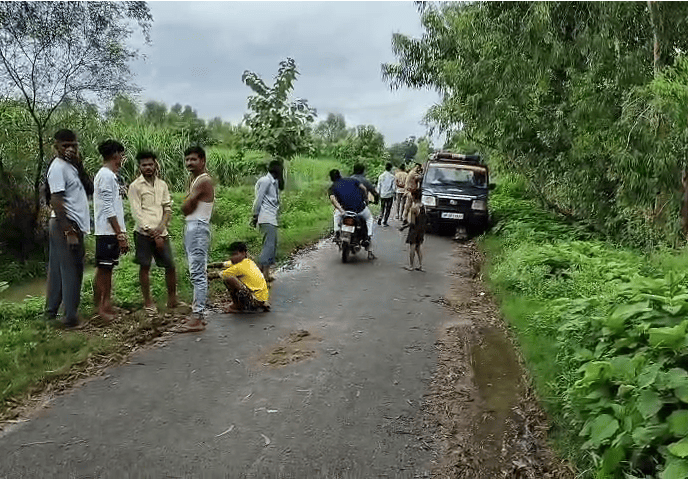 Young Man Found Hanging from Tree in Manpur, Police Launch Investigation