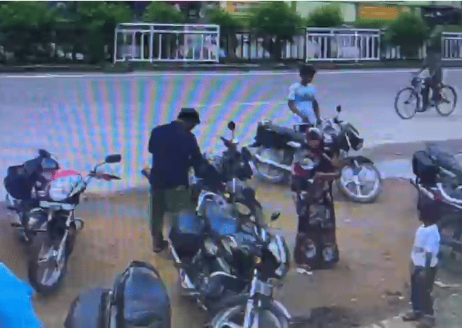 Sitapur: Bike Stolen in Broad Daylight Outside Bank in Hargaon, Theft Captured on CCTV