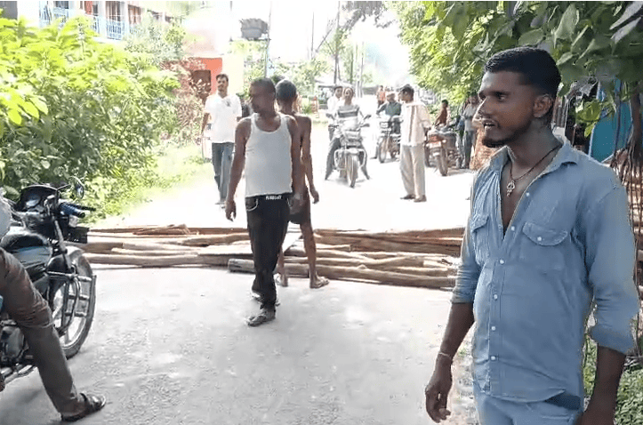 Sitapur: Villagers Block Road Over Broken LT Power Line, Traffic Restored After Police Intervention