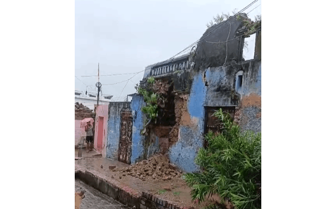 Heavy Rain Collapses Dilapidated House in Kalpi, Poor Family Left Homeless