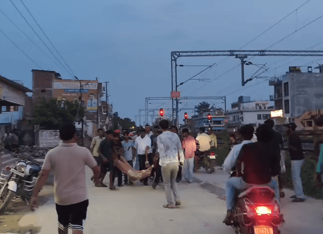Teenage Girl Injured After Dilapidated Power Line Falls in Kushinagar, Locals Allege Negligence