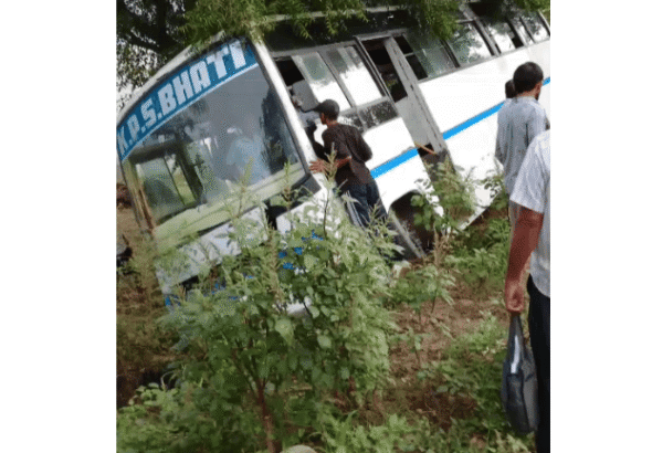 Mini Bus Veers into Ditch While Avoiding Dog in Bulandshahr, All Passengers Safe