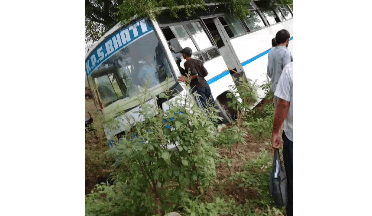 Mini Bus Veers into Ditch While Avoiding Dog in Bulandshahr, All Passengers Safe