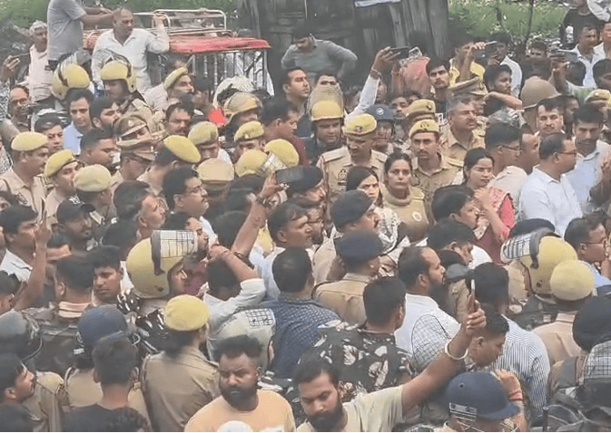 Hapur Firing Case: Injured Youth Dies, Villagers Block Road Demanding Arrest of Accused