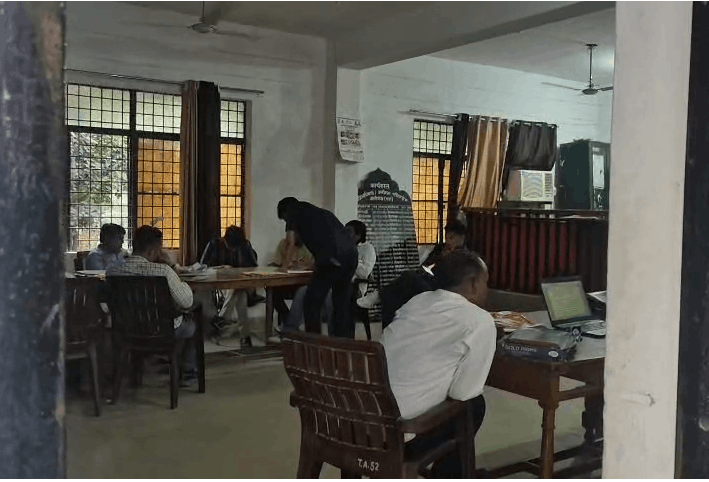 SDM Clerk Caught Taking ₹30,000 Bribe in Etah by Anti-Corruption Team