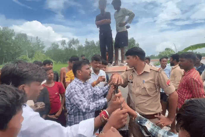 Three Youths Climb Water Tank in Shahjahanpur Over Poor Roads and Stray Cattle Issue, Descend After Assurance