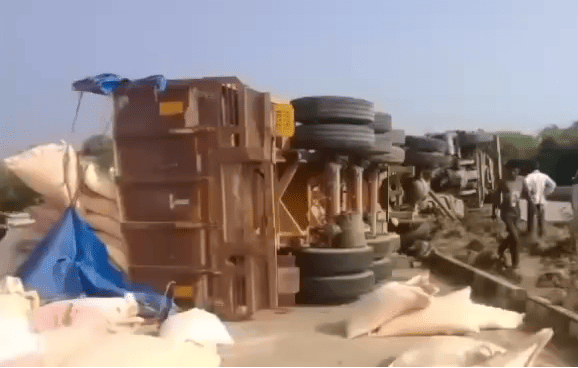 Jaunpur: Animal Feed Truck Overturns on Highway After Tyre Burst, Driver and Helper Safe