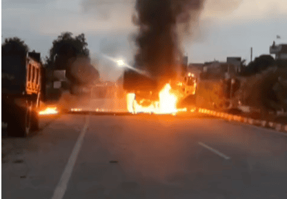 Gorakhpur: 17-Year-Old Boy Killed in Dumper Accident, Angry Villagers Set Vehicle on Fire