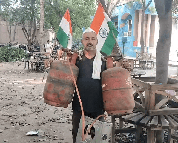 Baghpat Man Reaches DM Office Wearing Empty LPG Cylinders, Alleges Black Marketing