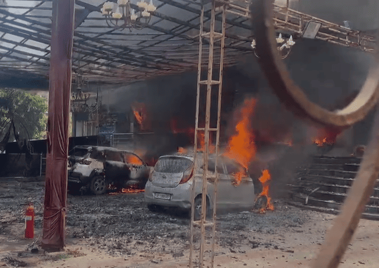 Massive Fire Breaks Out at Ambika Hotel in Meerut, Several Vehicles Damaged