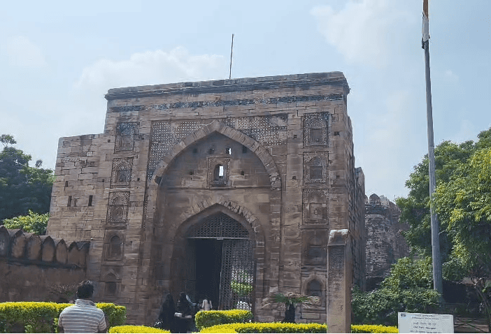 Jaunpur Fort Signboard Sparks Row After ‘Shahi’ Word Removed